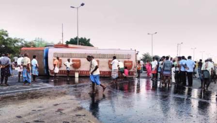 பெரம்பலூர் அருகே டேங்கர் லாரி கவிழ்ந்து விபத்து: ஆறாக ஓடிய டீசலை பொதுமக்கள் பாத்திரங்களில் பிடித்து சென்றனர்.