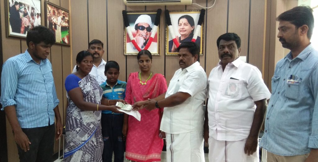 கல்விக் கட்டணம் செலுத்த முடியாத மாணவர்களுக்கு பெரம்பலூர் அதிமுக மாவட்ட செயலாளர் ஆர்.டி.ராமச்சந்திரன் எம்.எல்.ஏ நிதியுதவி