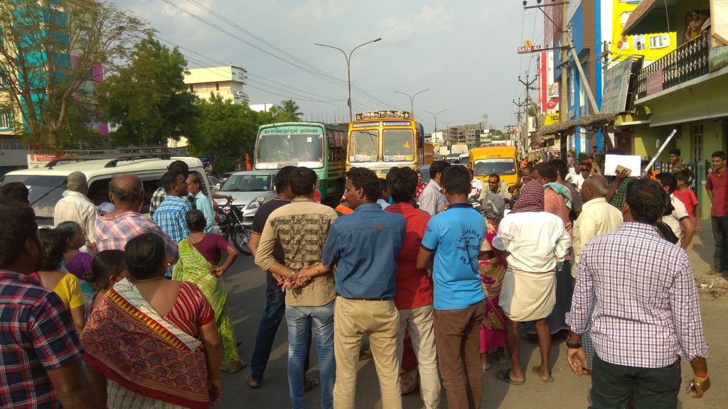 குறை அழுத்த மின்சார வினியோகத்தை கண்டித்து பெரம்பலூரில் பொதுமக்கள் சாலைமறியல்!