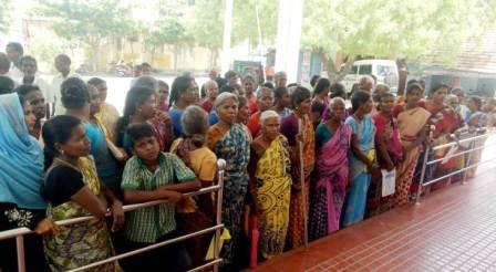 வேலை வழங்க கோரி தொழிலாளர்கள் பெரம்பலூர் அருகே வட்டார வளர்ச்சி அலுவலகம் முற்றுகை