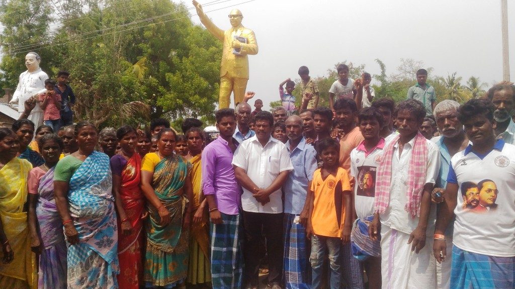 பெரம்பலூர் அருகே அம்பேத்கார் சிலையை சேதப்படுத்தியவர்களை கைது செய்ய கோரி சாலை மறியல், ஆர்ப்பாட்டம்