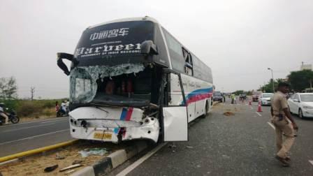 பெரம்பலூர் அருகே ஆட்டோ – ஆம்னி பஸ் மோதல் : ஒருவர் பலி! இருவர் காயம்: 2 மாடுகள் பலி!!