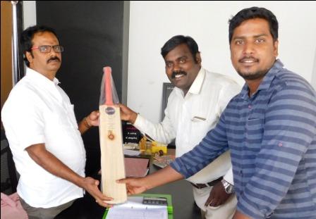 அஸ்வின்ஸ் நிறுவனத்திற்கு கிரிக்கெட் வீரர் கையெழுத்திட்ட மட்டை பரிசு!