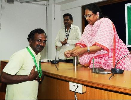 20 ஆண்டுகள் விபத்தில்லாமல் வாகனம் ஓட்டிய ஓட்டுனருக்கு 4 கிராம் தங்க நாணயம் பரிசு!