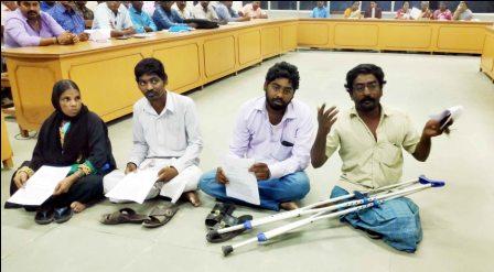 வரதட்சணை வழக்கு! நடவடிக்கை எடுக்காத போலீசாரை கண்டித்து பெரம்பலூர் கலெக்டர் அலுவலகத்தினுள் தர்ணா