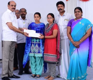 கல்லூரியில், இடைநின்ற நரிக்குறவ சமுதாய மாணவிகளுக்கு கல்வியை தொடர, அறம் மக்கள் நலச் சங்கம் சார்பில் நிதியுதவி!