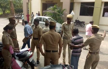 மனு கொடுத்தும் நடவடிக்கை இல்லை! பெரம்பலூரில் தீக்குளிக்க முயன்ற வாலிபர்!!