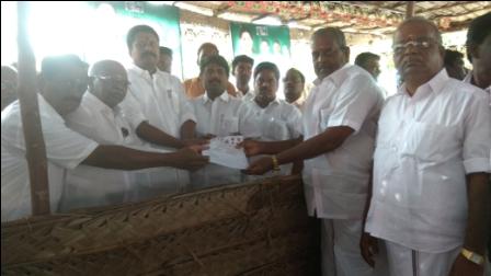 உள்ளாட்சி தேர்தல் திருவிழா; பெரம்பலூரில் அதிமுக சார்பில் கட்சியினர், விருப்ப மனு