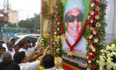 எம்.ஜி.ஆர்., பெரியார் நினைவு நாள்: பெரம்பலூரில் அதிமுகவினர் கொட்டும் மழையிலும் மாலை அணிவித்து மரியாதை!
