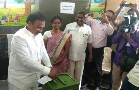 முன்னாள் அமைச்சர் ஆ.ராஜா எம்.பி., சொந்த ஊரில் கட்சியினருடன் வந்து வாக்களித்தார்