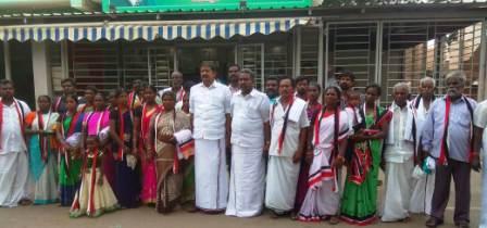 பெரம்பலூரில், மாற்றுக் கட்சியை சேர்ந்த 25 பெண்கள் உள்பட 40 பேர் அதிமுகவில் இணைந்தனர்.