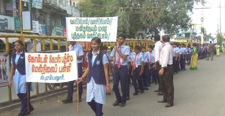 பெரம்பலூர் கோல்டன் கேட்ஸ் பள்ளி மாணவர்கள் சார்பில் புத்தகம் வாசித்தல் குறித்த விழிப்புணர்வு பேரணி!