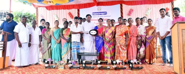 போட்டியின்றி தேர்வு செய்யப்பட்ட தலைவர் ஜெயந்திநீலராஜ் பதவிஏற்ற முதல்நாளே நலத்திட்டஉதவிகளை வழங்கினார்.
