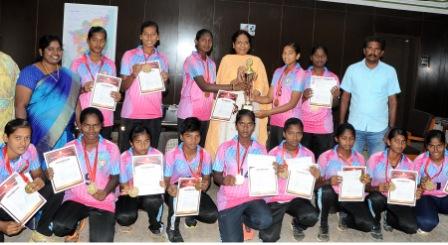கைப்பந்து போட்டியில் வென்ற மாணவிகளுக்கு பெரம்பலூர் மாவட்ட ஆட்சியர் வே.சாந்தா பாராட்டு