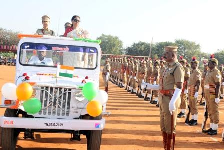 பெரம்பலூரில் குடியரசு தினவிழா: தேசிய கொடியை ஏற்றி வைத்த கலெக்டர் வே.சாந்தா, நலத்திட்ட உதவிகளும் வழங்கினார்.