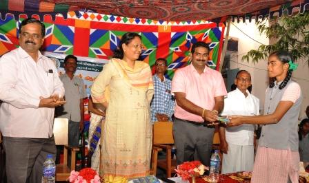 மலேசிய தொழிலதிபர் டத்தோ.பிரகதீஸ்குமாருக்கு, பெரம்பலூர் மாவட்ட ஆட்சியர் வே.சாந்தா பாராட்டு!