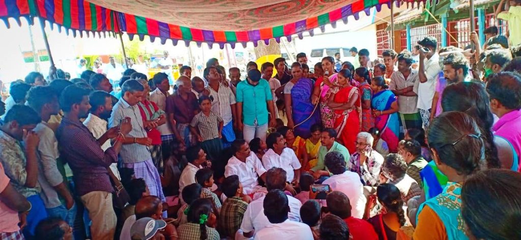 பெரம்பலூர் அருகே கிராம சபைக் கூட்டம்,ரூ. 20 லட்சம் மோசடி; ஊராட்சி செயலர் மீது நடவடிக்கை கோரி அதிகாரி சிறைப்பிடிப்பு.