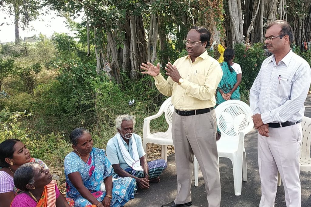 நீதிபதி, தலைமையில் 100 நாள் வேலை திட்ட பணியாளர்களுக்கு எசனை கிராமத்தில் சட்ட விழிப்புணர்வு முகாம்.