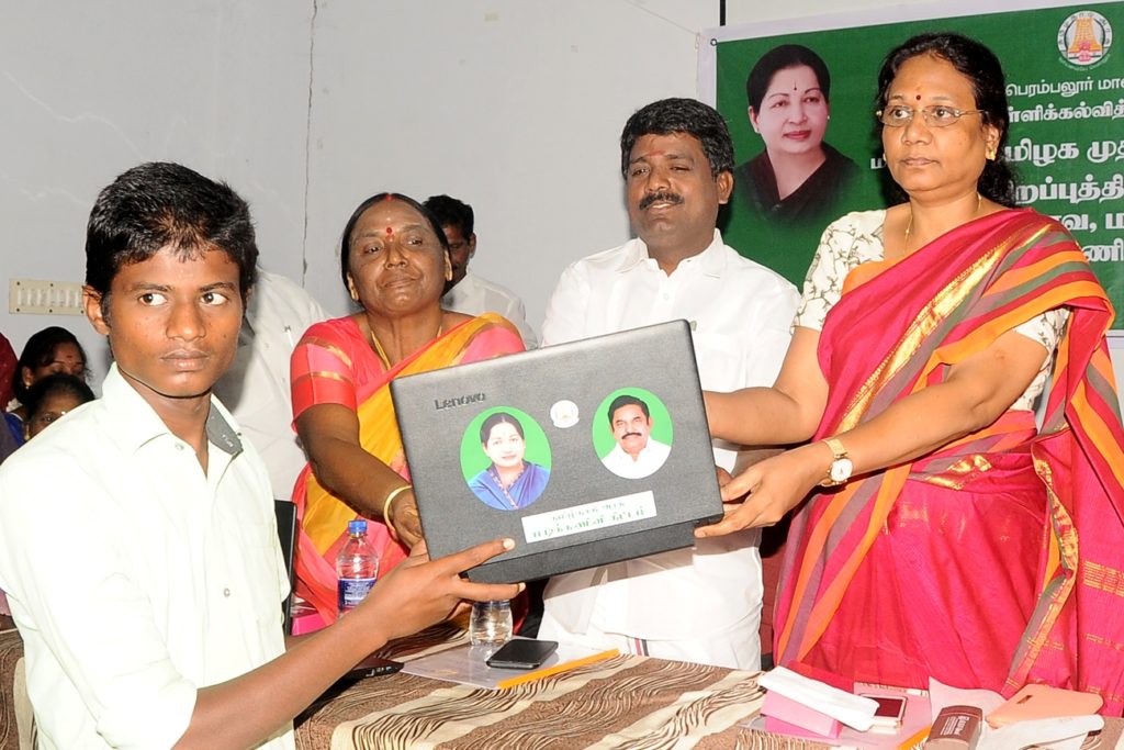 பெரம்பலூர் பாலிடெக்னிக் மாணவர்களுக்கு அரசு லேப்டாப்; கலெக்டர் வழங்கினார்.