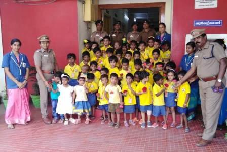 பெரம்பலூர் காவல் நிலையத்தை பார்வையிட்ட மழலை பள்ளி குழந்தைகள்: பூ கொடுத்து வரவேற்ற காவலர்கள்!!