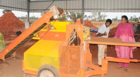மகளிர் சுயஉதவி குழுவினர் செங்கல் உற்பத்தி: பெரம்பலூர் கலெக்டர் வே.சாந்தா பார்வை
