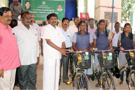 4857 மாணவர்களுக்கு விலையில்லா மிதிவண்டிகள் : பெரம்பலூர் எம்.எல்.ஏ தமிழ்ச்செல்வன் தொடங்கி வைத்தார்.