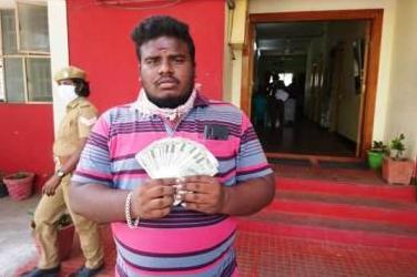பெரம்பலூரில் ஏடிஎம் மையத்தில் தவற விட்ட 20 ஆயிரம் ரூபாயை போலீசில் ஒப்படைத்த வாலிபருக்கு பாராட்டு