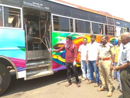 பெரம்பலூர் தனியார் பேருந்துகள் சங்கத்தின் சார்பில் கொரானா வைரஸ் தடுப்புக்கு கிருமி நாசினி பேருந்துகளுக்கு தெளிப்பு!