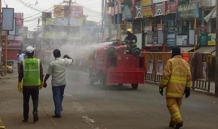 பெரம்பலூரில் வீதி வீதியாக கிருமிநாசினி தெளிப்பு