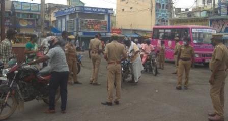 பெரம்பலூரில், 144 தடை உத்தரவை மீறி தேவையின்றி சுற்றித் திரிந்தவர்களுக்கு போலீசார் அறிவுரை!