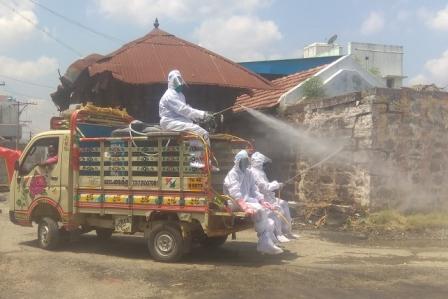 பெரம்பலூர் அருகே எசனை கிராமத்தில் பாதுகாப்பு உடைகளுடன் மூன்றாவது முறையாக கிருமி நாசினி தெளிப்பு