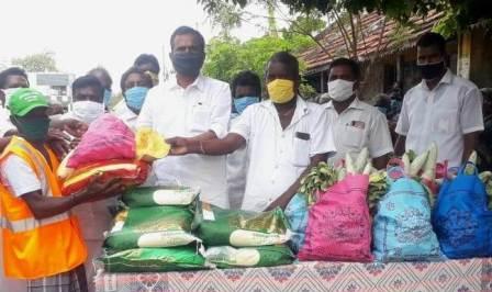 பெரம்பலூர் அஇஅதிமுக ஒன்றியம் சார்பில், தூய்மை பணியாளர்களுக்கு நிவாரண பொருட்கள்