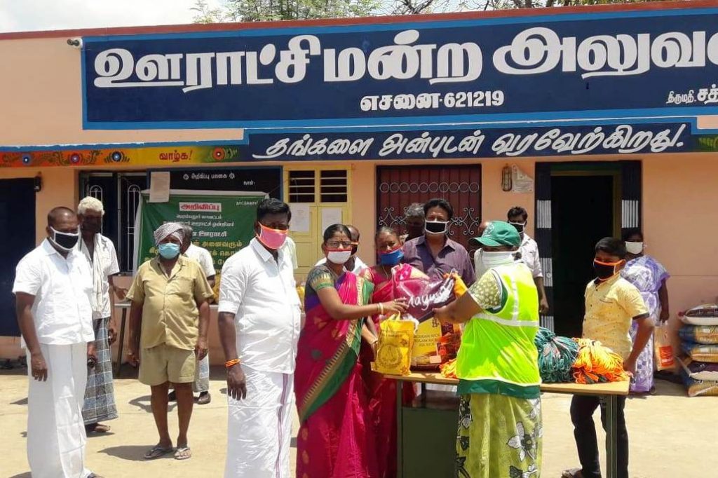 எசனை – கீழக்கரை ஊராட்சி பணியாளர்களுக்கு நிவாரண பொருட்கள் : தலைவர் சத்யா பன்னீர்செல்வம் வழங்கினார்.