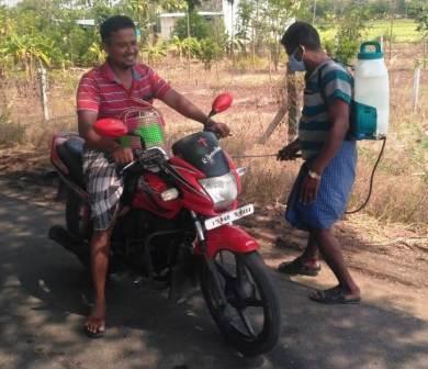 பெரம்பலூர் அருகே கிராமத்திற்குள் நுழையும் வாகனங்களுக்கு, தன்னார்வலர்கள் கிருமிநாசினி தெளிப்பு!