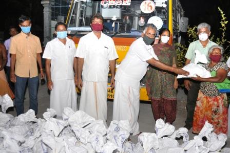 கரோனா; சிறுவாச்சூர் ஆல்மைட்டி வித்யாலயா பப்ளிக் பள்ளி சார்பில் 2லட்சம் மதிப்பில் நிவாரண பொருட்கள்