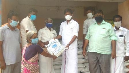 பெரம்பலூரில் வசிக்கும் இலங்கை தமிழர்களுக்கு அதிமுக சார்பில் கொரோனா நிவாரண உதவி!