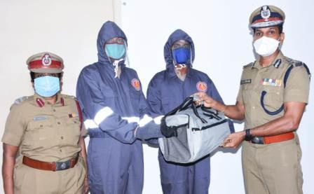 கரோனா வைரஸ் தொற்றை தடுக்க, தீயணைப்பு துறையினருக்கு பாதுகாப்பு கவச உடை!