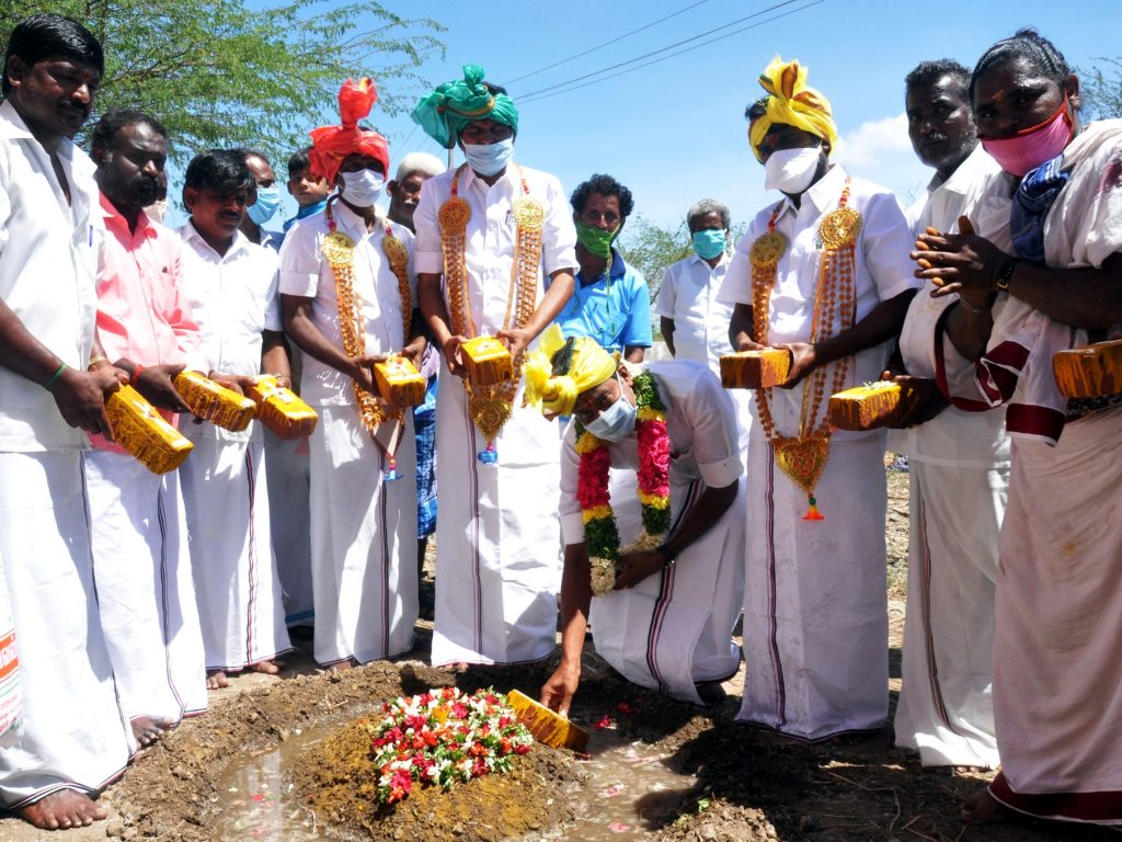 பெரம்பலூர் அருகே 22 லட்சம் மதிப்பீட்டில் ஏரி புனரமைக்கும் பணி: எம்.எல்.ஏக்கள் தொடங்கி வைத்தனர்.