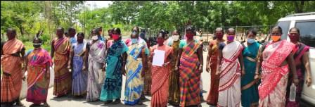 வங்கியில் பெற்ற கடனை செலுத்த கால அவகாசம் கோரி பெரம்பலூர் கலெக்டர் ஆபீஸ் முற்றுகை!