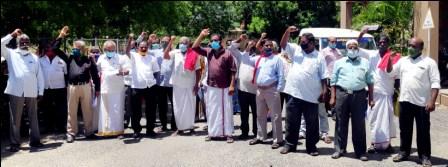 பால் கொள்முதல், பயிர்க்கடன் வழங்க மறுப்பதை கண்டித்து பெரம்பலூரில், விவசாயிகள் சங்க கூட்டமைப்பினர் ஆர்ப்பாட்டம்