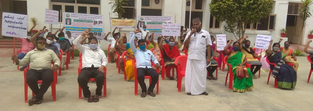 பெரம்பலூரில், கோரிக்கைகளை நிறைவேற்ற வலியுறுத்தி தனியார் பள்ளி ஆசிரியர்கள் பட்டினிப்போராட்டம்