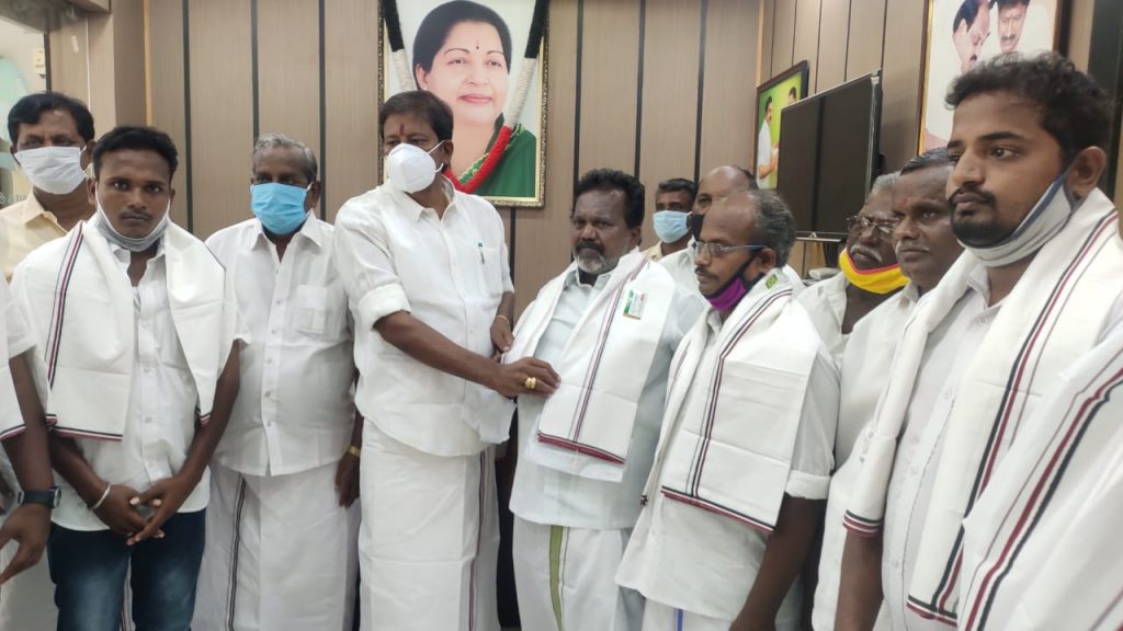 திமுக உள்ளிட்ட மாற்றுக் கட்சியினர் ஆர்.டி.ராமச்சந்திரன் எம்.எல்.ஏ முன்னிலயில் அதிமுகவில் இணைந்தனர்.