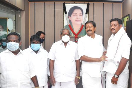 60க்கும் மேற்பட்ட இளைஞர்கள் உள்பட 350க்கும் மேற்பட்டோர் பெரம்பலூர் மாவட்ட அதிமுகவில் இணைந்தனர்