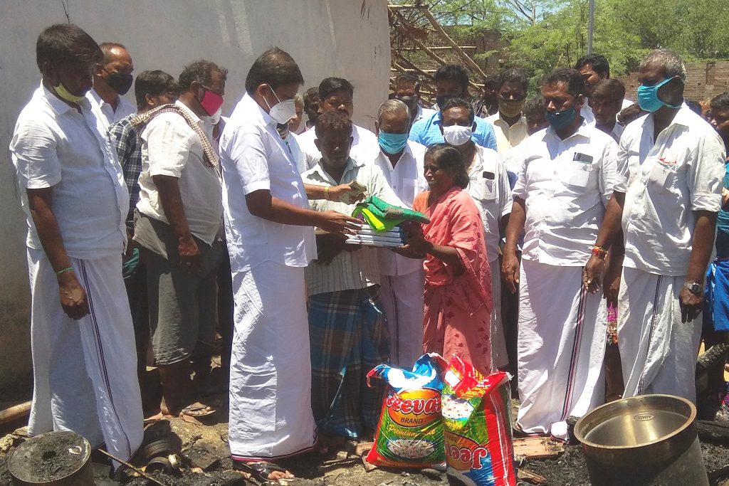 பெரம்பலூர் அருகே தீ விபத்தால் வீட்டை இழந்த குடும்பத்தினருக்கு ஆர்.டி.ராமச்சந்திரன் எம்.எல்.ஏ நிவாரணம் வழங்கினார்.