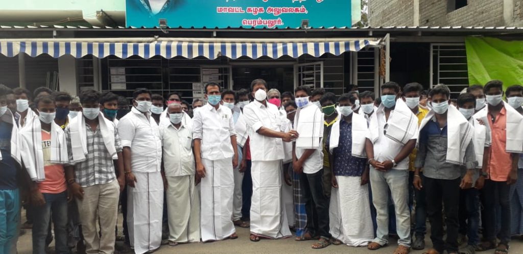 மாற்றுக்கட்சிகளை சேர்ந்த சுமார் 400பேர், ஆர்.டி.ராமச்சந்திரன் எம்.எல்.ஏ முன்னிலையில் அதிமுவில் இணைந்தனர்.