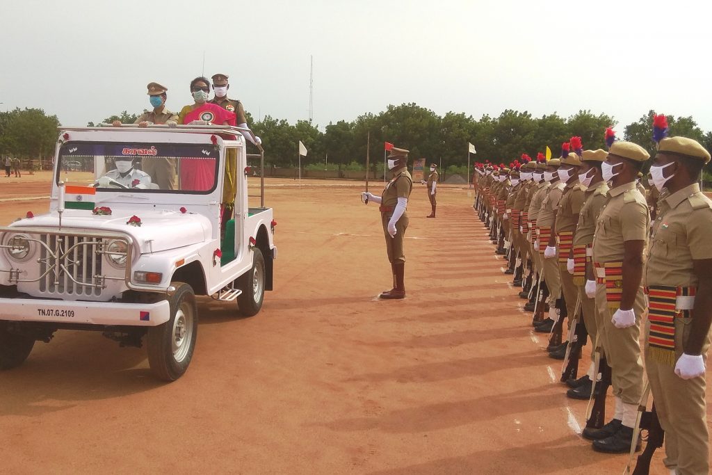 74வது இந்திய சுதந்திர தினம்: பெரம்பலூர் கலெக்டர் வே.சாந்தா தேசிய கொடியை ஏற்றி வைத்து மரியாதை செலுத்தினார்.