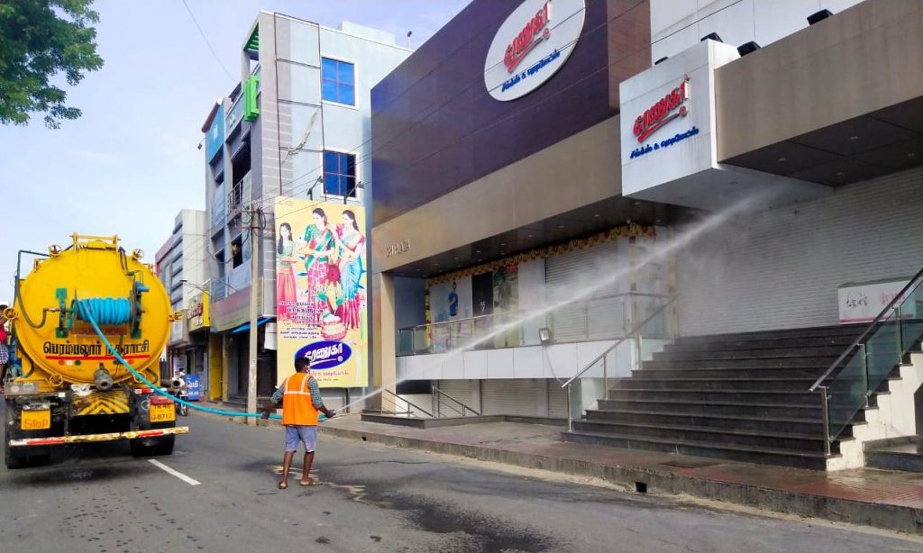 பெரம்பலூரில் கடைகளை திறக்க அனுமதிக்க கோரி நகராட்சி ஆணையரிடம் வணிகர்கள் கோரிக்கை மனு!