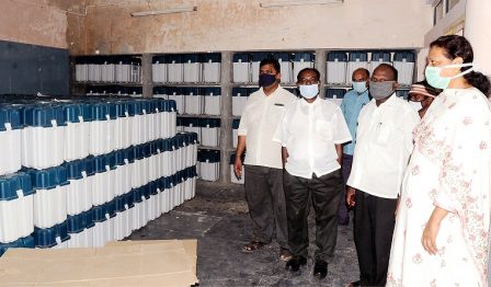 பெரம்பலூரில், அனைத்து கட்சி பிரதிநிதிகள் முன்னியிலையில் கலெக்டர் வாக்குப் பெட்டிகளை பார்வையிட்டார்.