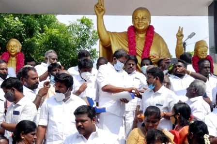 பெரம்பலூரில் அதிமுக 49 ஆண்டு துவக்க விழா: ஆர்.டி. இராமச்சந்திரன் தலைமையில் தலைவர்களின் சிலைகளுக்கு மாலை அணிவித்து மரியாதை.