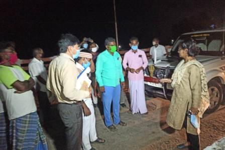 பெரம்பலூர் மாவட்டத்தில் நிவர் புயலை எதிர்கொள்ள தூக்கத்தை தொலைத்த கலெக்டர்: அரசு ஊழியர்களுடன் நள்ளிரவில் ஆய்வு